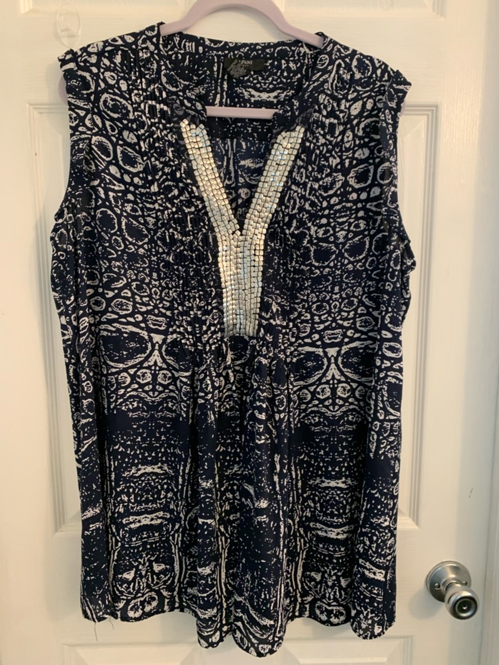 Alfani Women’s plus Navy and White V-Neck Sleeveless blouse. Size 16W $10